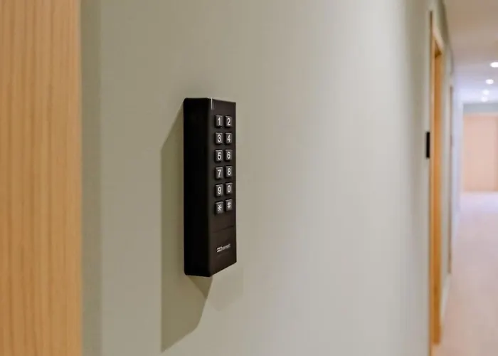 Lovely Fully Equipped Near Subway N11 - Shared Bathroom With Another