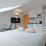 아파트 Lovely Fully Equipped Near Subway N11 - Shared Bathroom With Another *