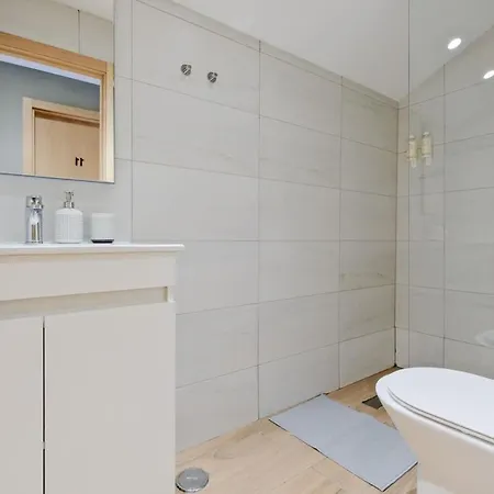 Lovely Fully Equipped Near Subway N11 - Shared Bathroom With Another * Lisboa
