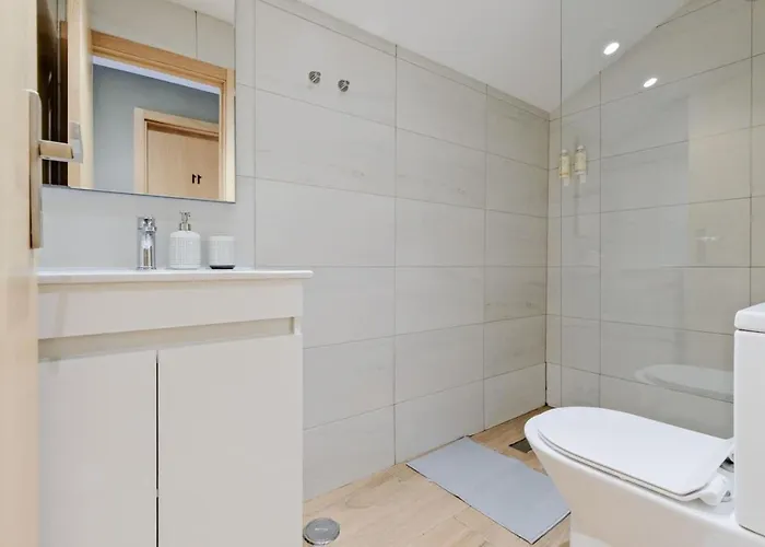 Lovely Fully Equipped Near Subway N11 - Shared Bathroom With Another * Lizbona