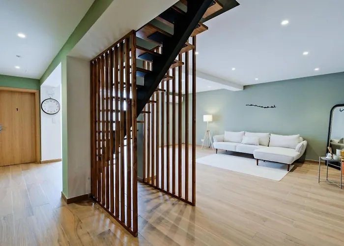 Lovely Fully Equipped Near Subway N11 - Shared Bathroom With Another *